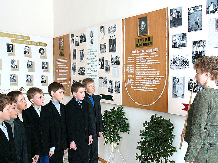 Мальчишки-кадеты на экскурсии в музее школы