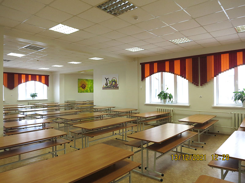 Большой обеденный зал школьной столовой