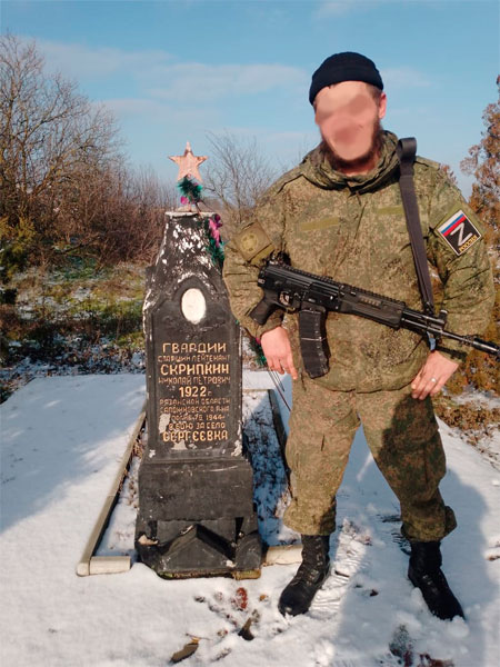 Земляки встретились через 80 лет. Надпись на памятнике: &amp;quot;Гвардии старший сержант СКРИПКИН Николай Петрович 1922 г. Рязанской области Сапожковского р-на. Погиб 1 февраля 1944 г. в бою за село СЕРГЕЕВКА&amp;quot;.